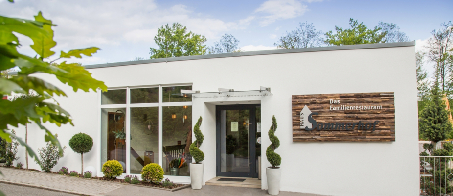 Edelstahl Schrift auf Holzstab-Paneele, Schrift hinterleuchtet